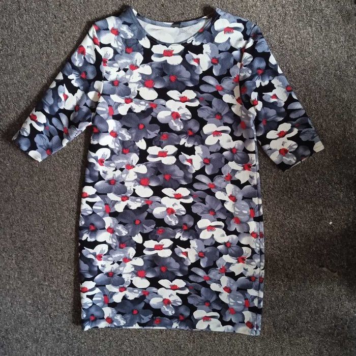 Sukienka w kwiaty r. 44