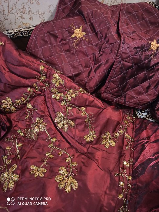 Покрывало на кровать с наволочками.