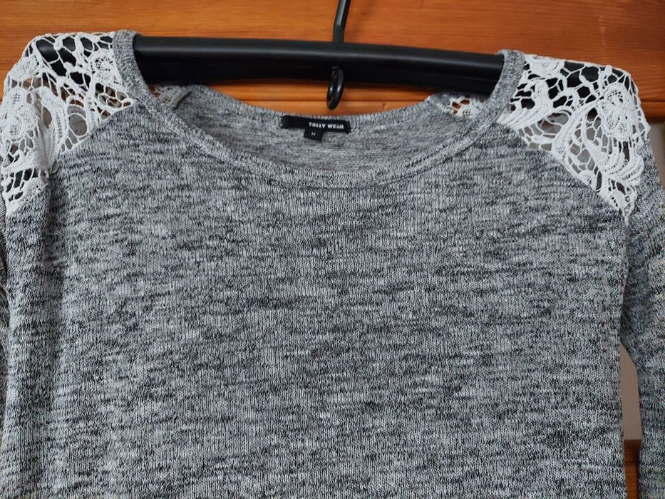 Sweterek z bawełnianym haftem