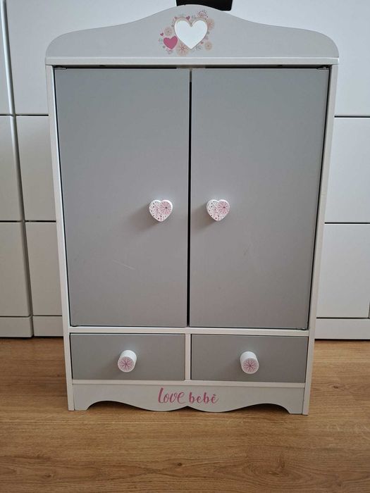Armário de Madeira para Bonecas (Love Bebé) – Com Gavetas e Cabides