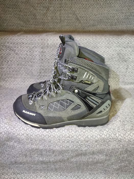 Трекінгові черевики Mammut.