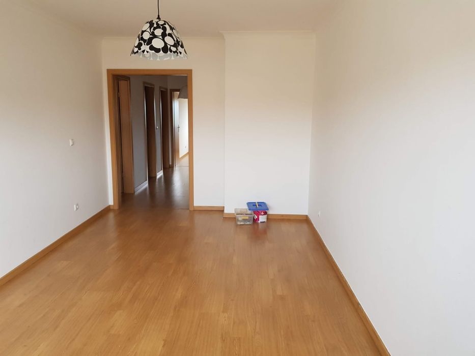 Apartamento T2 para arrendamento em São Domingos de Rana