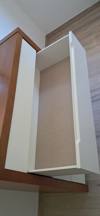 Cómoda em carvalho e branco lacado