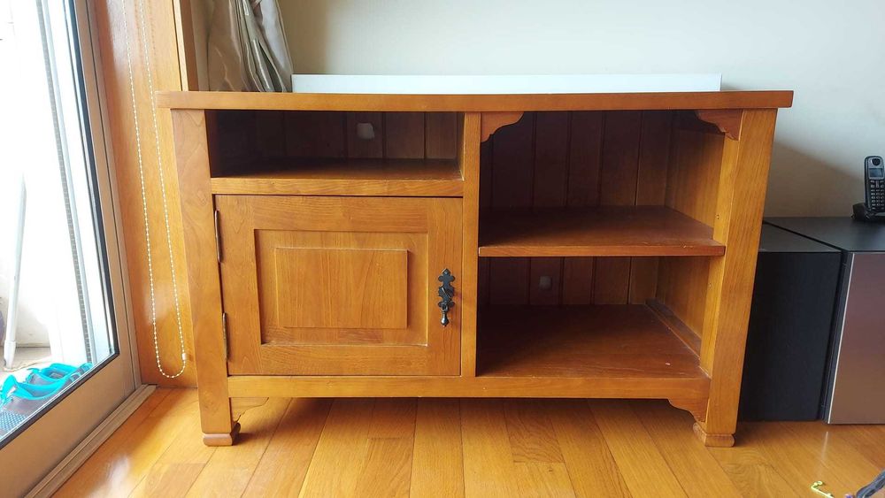 Móvel Televisão (TV) em madeira maciça
