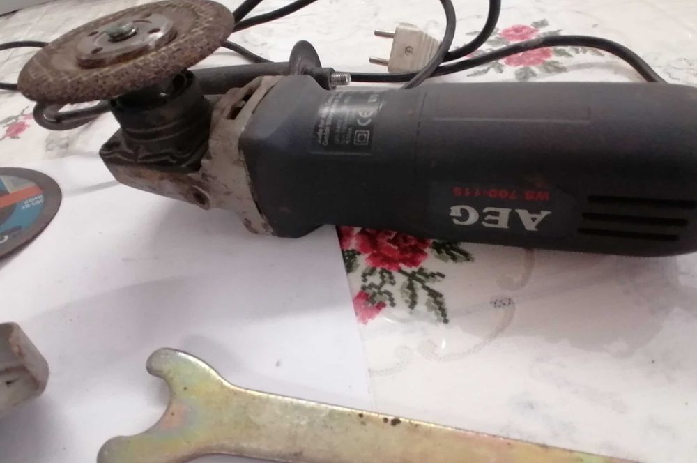 Rebarbadora AEG , WS700-115, o lote por 10€