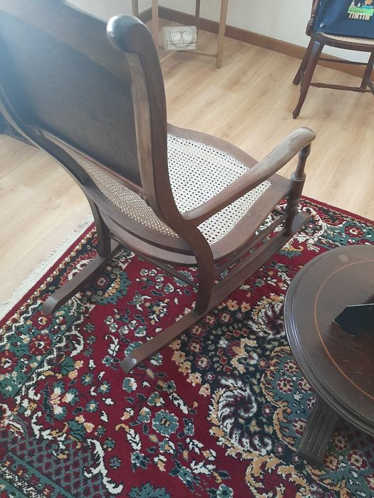 Artistica cadeira de baloiço madeira e palhinha