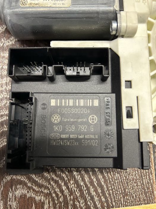 Продам блок передньої правої двері 1KO959792G Volkswagen Passat b6