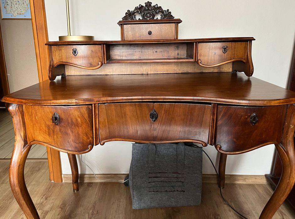 Sekretarzyk w stylu kolonialnym