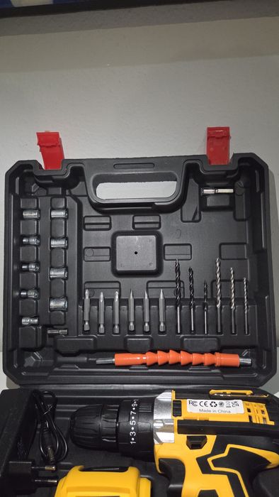 PARA HOJE NOVA Aparafusadora/Berbequim com duas baterias e extras