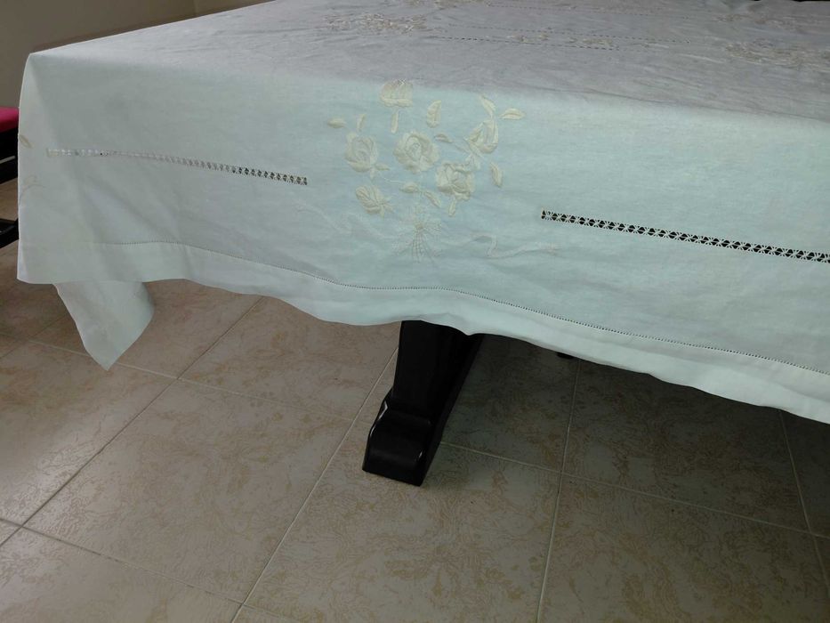 Toalha de linho bordada 2.5m por 1.7m