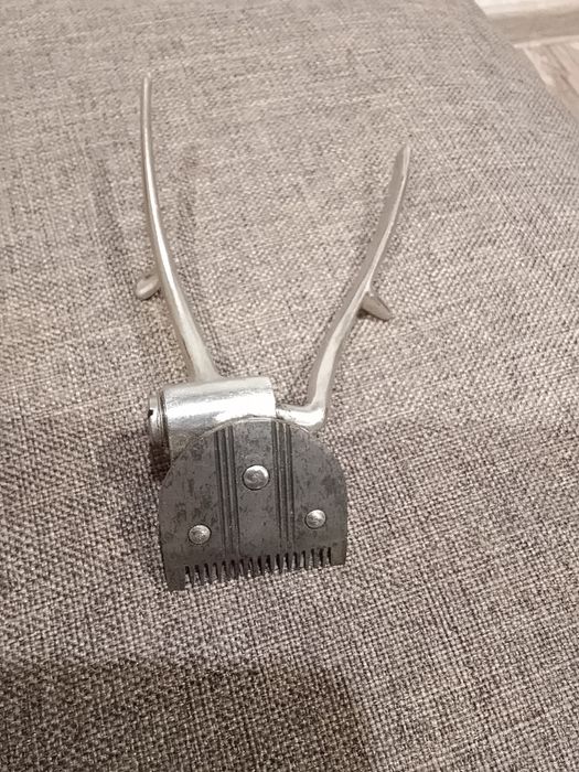 Машинка для стрижки ручна.