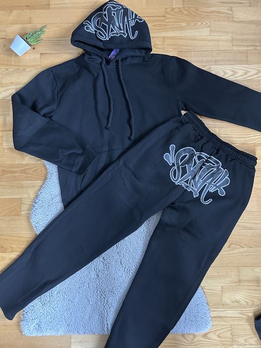 Czarny dres marki Syna World