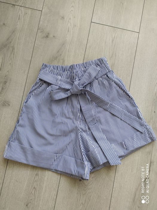 Шорти в полоску.