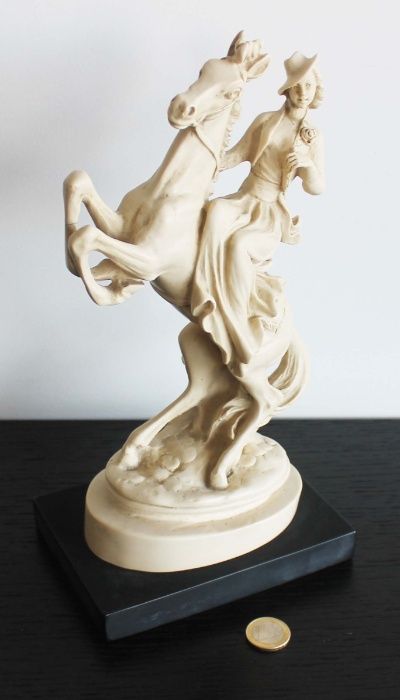 Estátua de Dama antiga a cavalo
