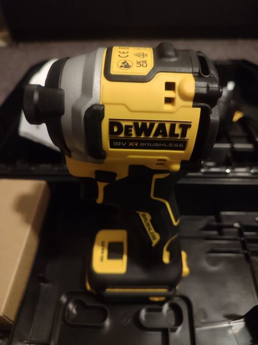 Ударный шуруповёрт DeWalt DCF850 с аккумуляторами