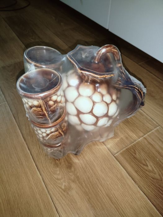 Керамический кувшин под вино с чашами