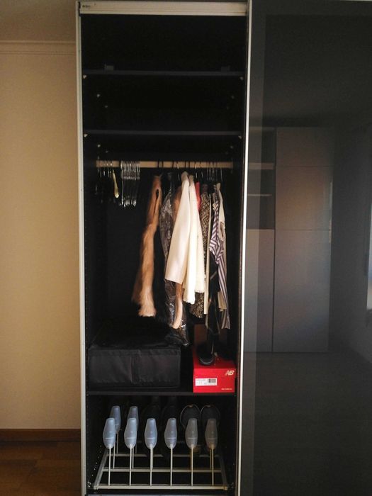 Roupeiro PAX IKEA com portas deslizantes de vidro
