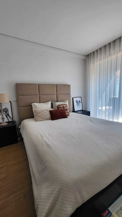 Cama de Casal + Cabeceira + Mesinhas de Cabeceira