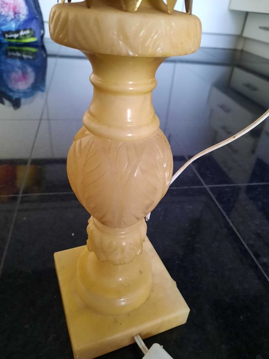 Pé de candeeiro em alabastro