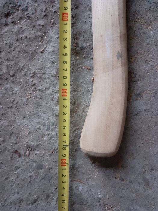 Топор с ручкой ,наточенный.