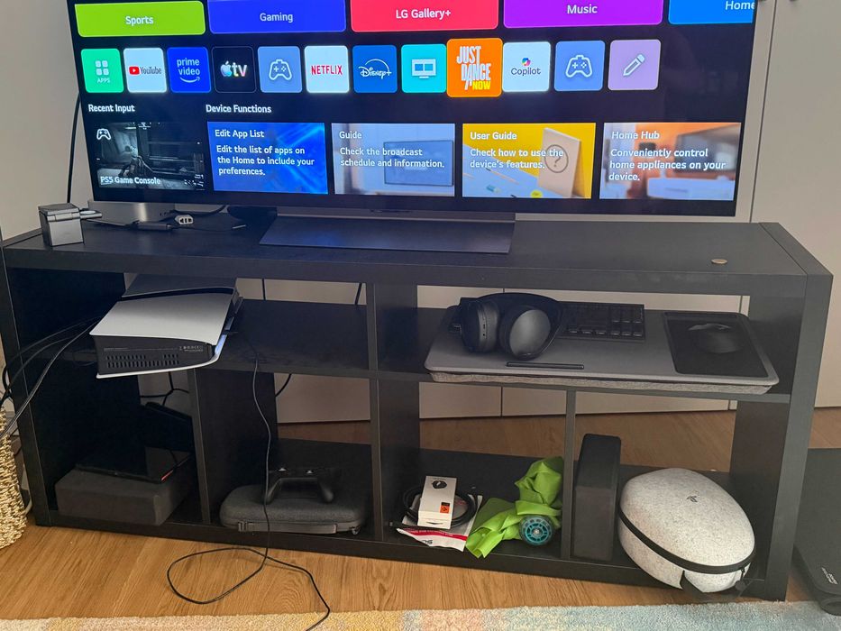 LG OLED 139cm C5 televisão (e mesa para TV)