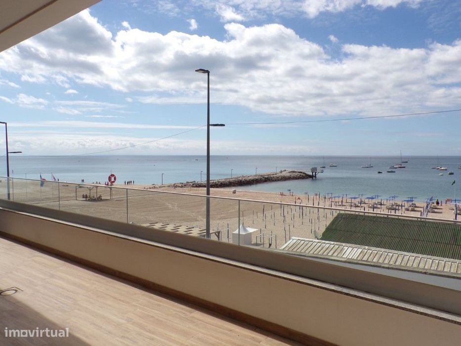 Apartamento T2, em primeira linha, com vista mar na marginal, em Se...