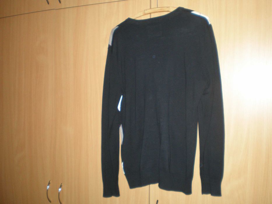 Sprzedam sweter męski rozmiar M, używany, stan dobry, cena 80 zł.