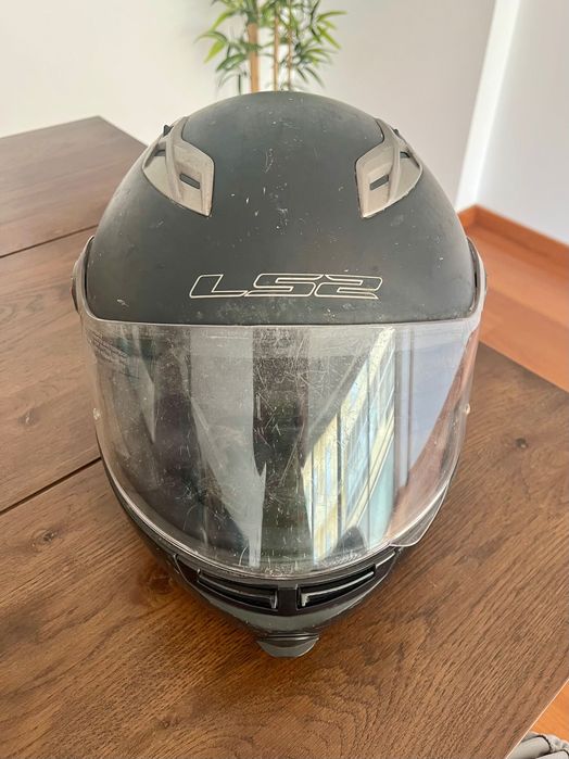 Capacete modular marca LS2