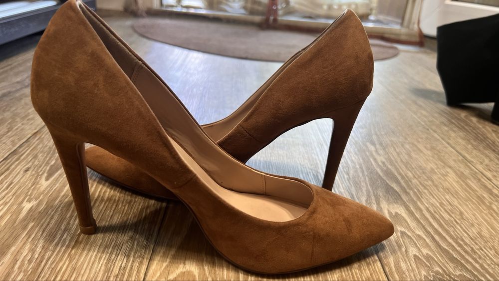 Женские замшевые туфли на шпильке