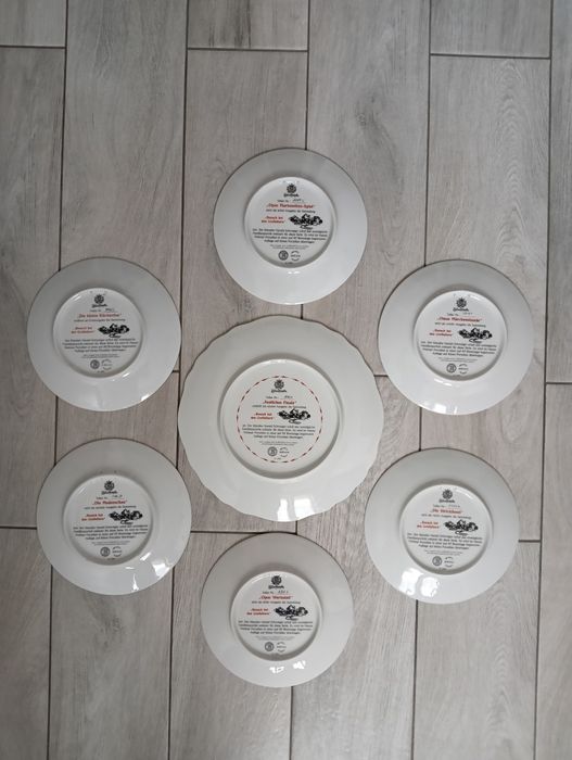 Świąteczne porcelanowe talerze na ścianę.