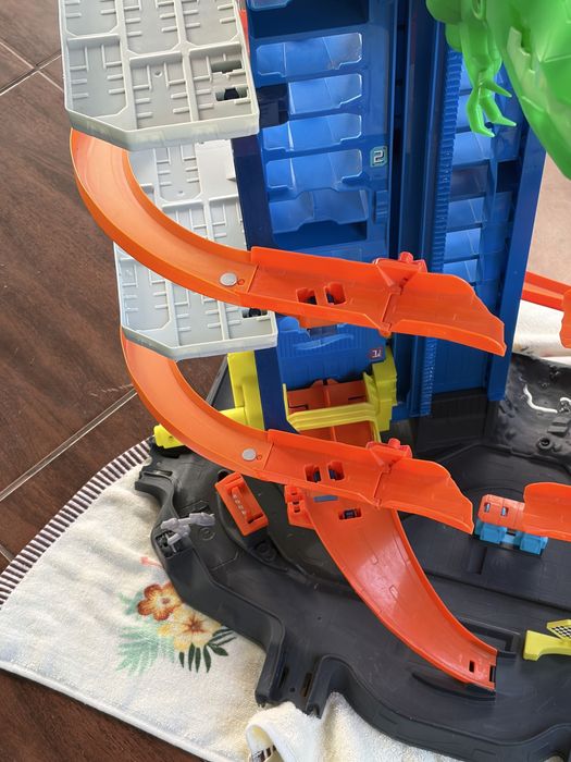 Трек гігантський гараж Hot Wheels