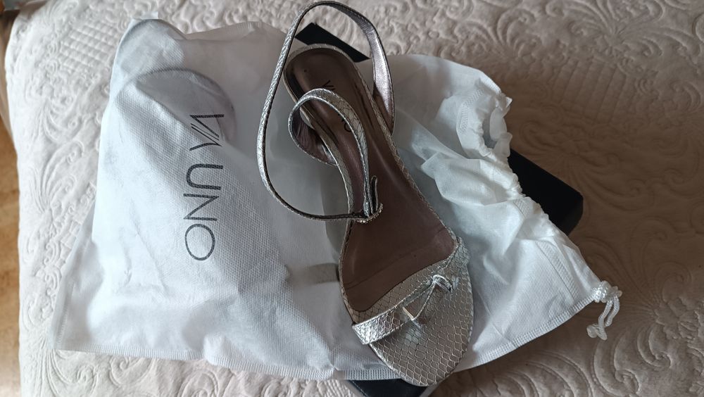 Sandália prata (cobra metal) da Via Uno