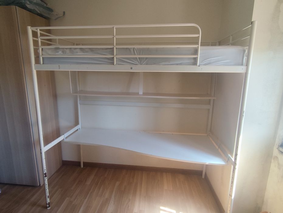 Cama elevada com secretária e prateleira para livros e computadores