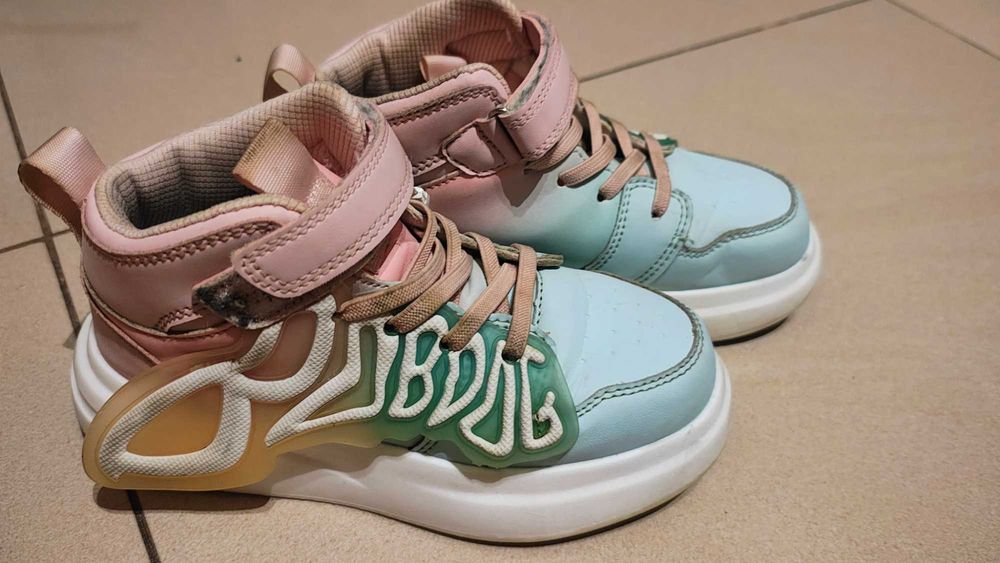 Buty sportowe/sneakersy że świecąca podeszwą