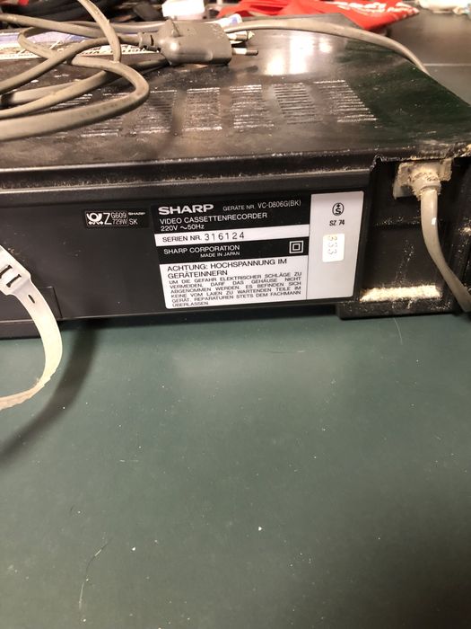 Leitor de cassetes VHS preto da marca SHARP