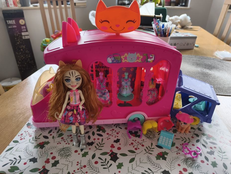 Mobilne studio mody Mattel kamper