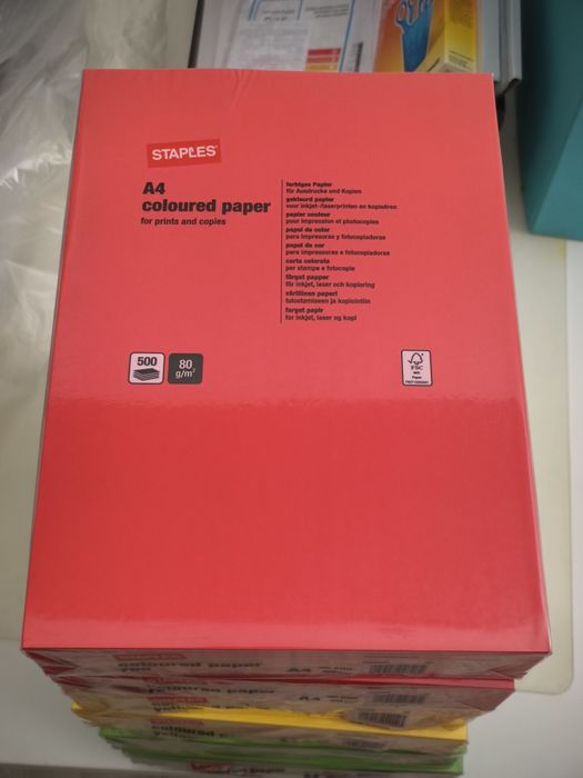 Papel colorido Staples - vermelho, amarelo e verde