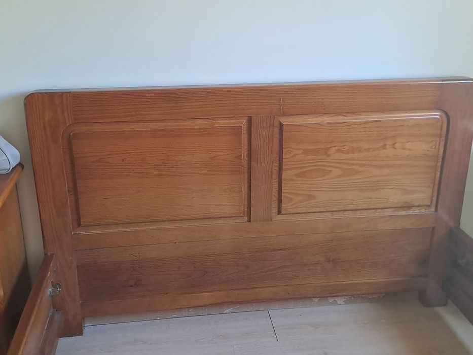 Cama de casal em  madeira com gavetas
