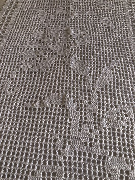 Colchas diferentes em crochet feito á mão e uma com linho