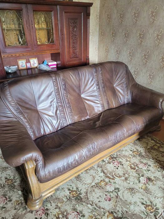 Продам кожаный диван