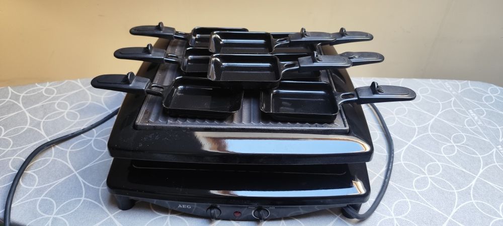 Sprzedam grill elektryczny raclette AEG z 8 łopatkami