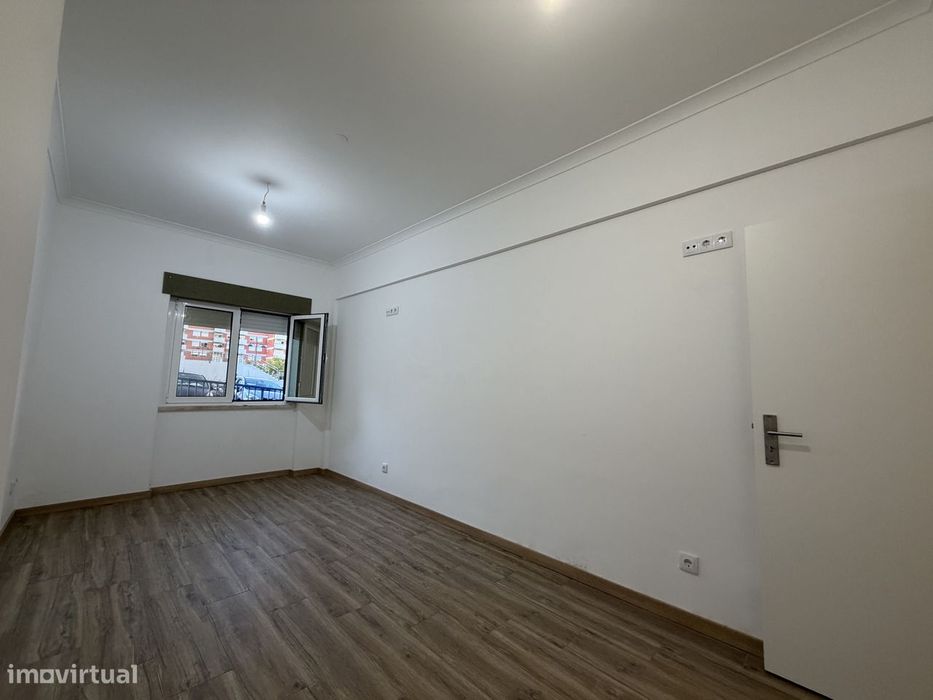 Apartamento De 54 M² Totalmente Remodelado A Estrear