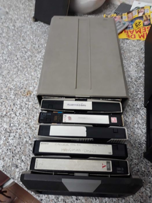 Dois arquivadores para casstes video vhs