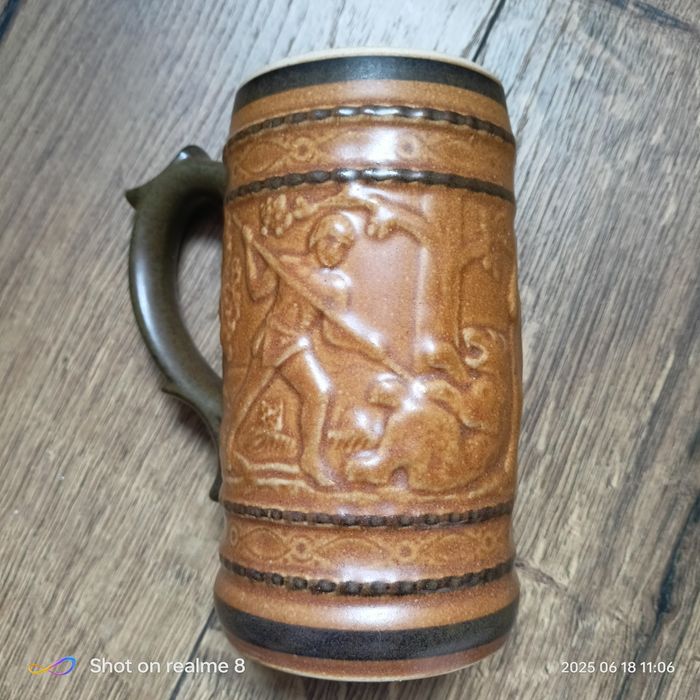 Stylizowany kufel ceramiczny – motyw antyczny, idealny do dekoracji