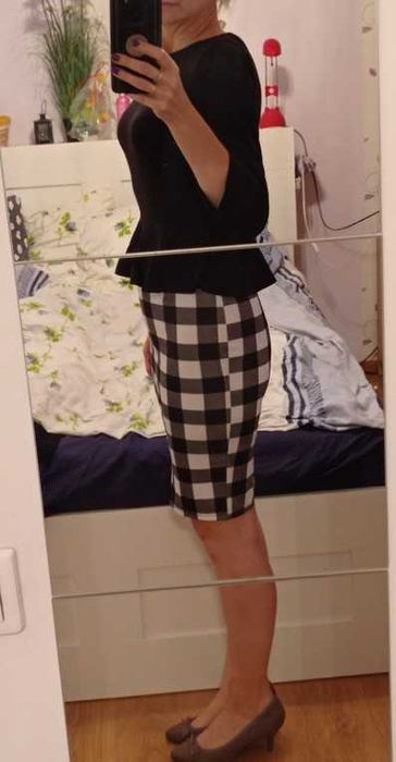 Elegancka sukienka czarno biała z baskinką M