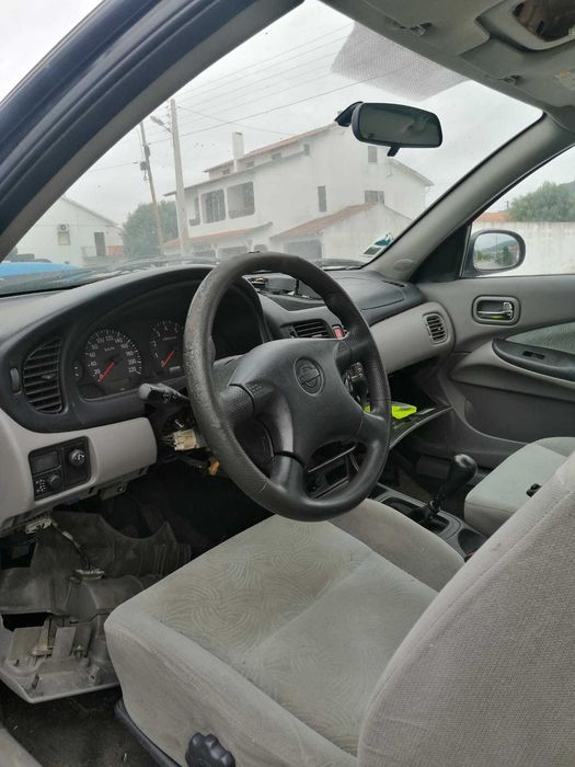 Carro Nissan Almera 1.5 de 2001 para peças