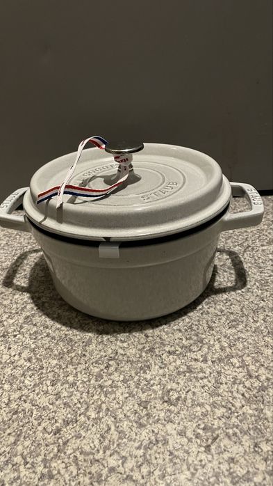 Tacho em ferro, marca STAUB, cinza claro, 20 cm.