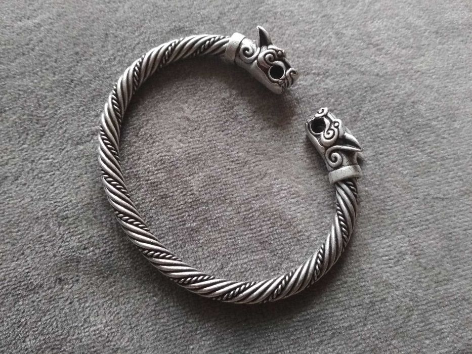 Bransoletka bransoleta Wikingów Szwecja XI w Runy Wilki Wikingowie