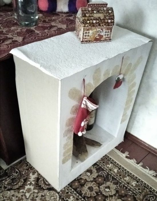 Камін декоративний з картону