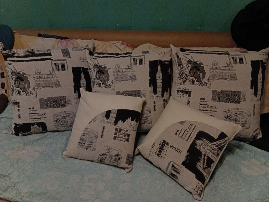 Продам комплект подушек почти новые.